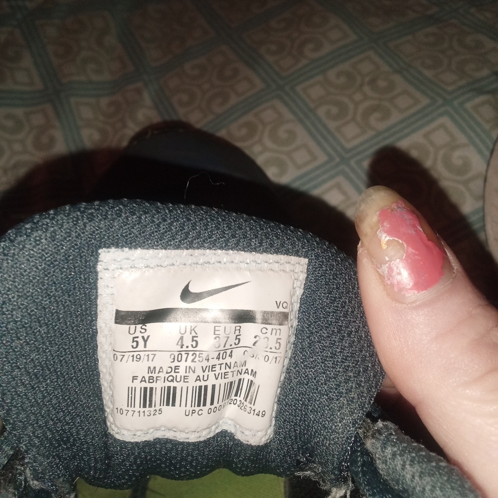 Nike - Picture 3 of 4